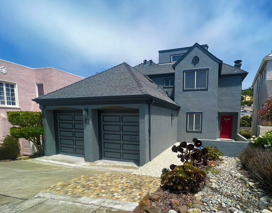 Foto principal - Exquisite 4-Level Home in Monterey Heights...