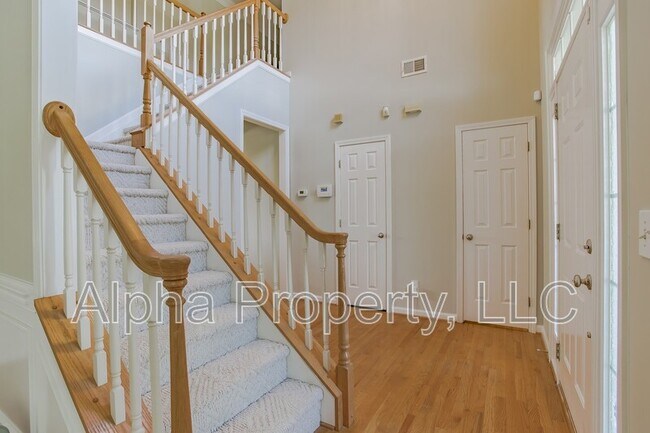 Building Photo - 120 Windsong Dr