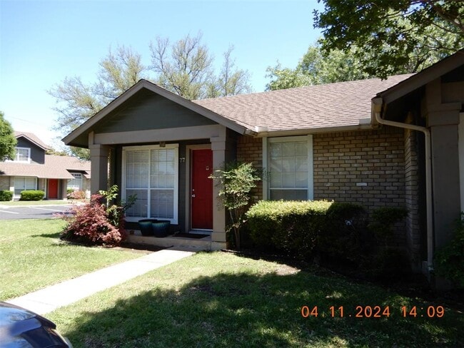 Building Photo - 1015 E Yager Ln