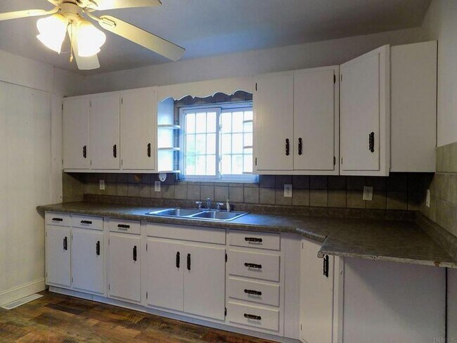 Foto del edificio - 4 Bedroom 1 bath