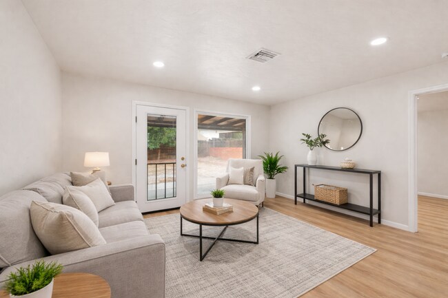 Building Photo - Nice 5 bedroom house on Ewing!