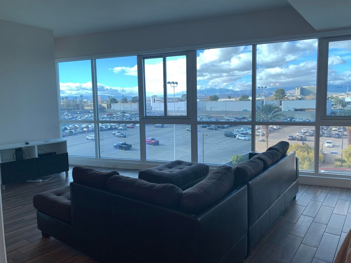 Primary Photo - Studio furnished in high rise