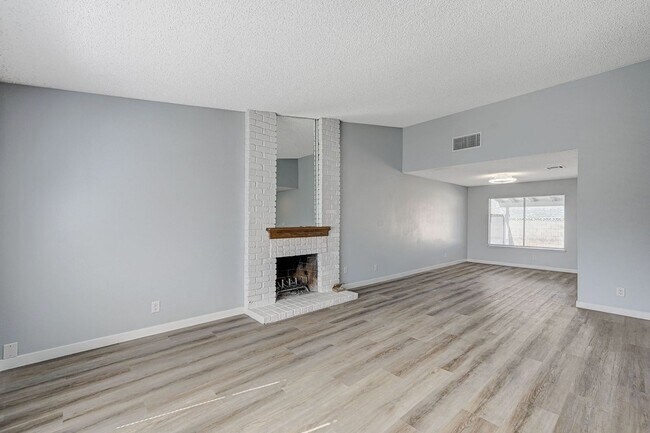 Foto del edificio - Beautifully redone 4 bedroom single story ...