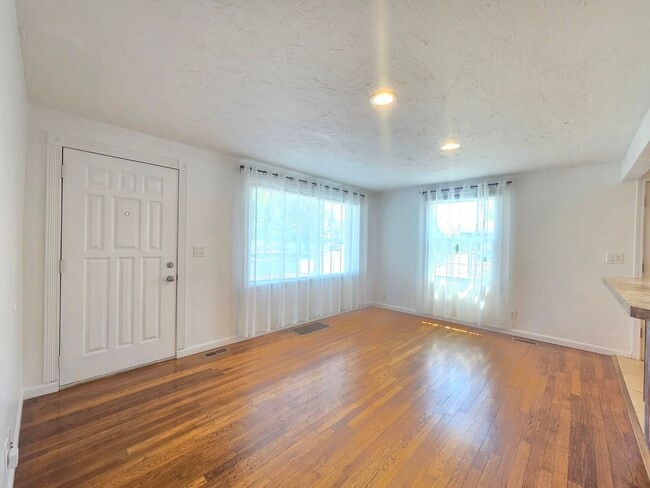 Building Photo - $2,495 - 3 Bed / 2 Bath Charming Home in Shadle Area with Utilities Included in Rent