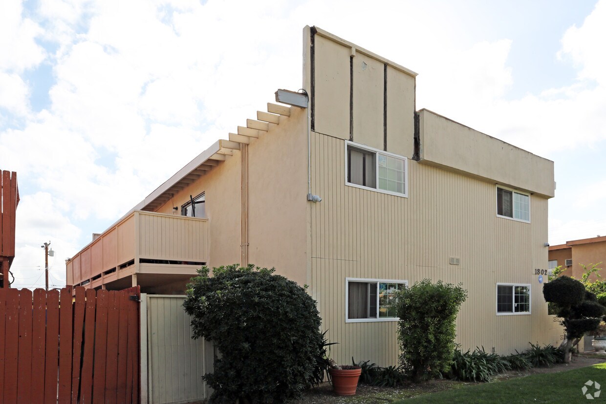 Building Photo - 1802 E Wilson Ave