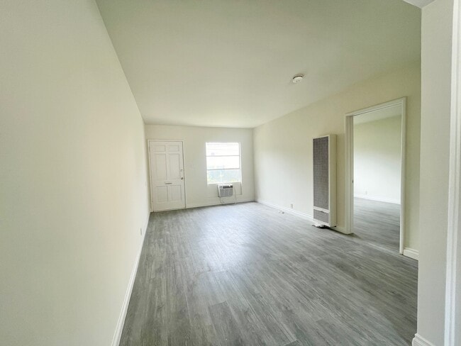 Building Photo - 525 E Valencia Ave