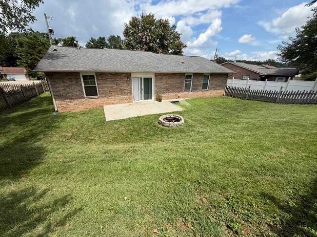 Foto del edificio - 4512 Hooks Ln