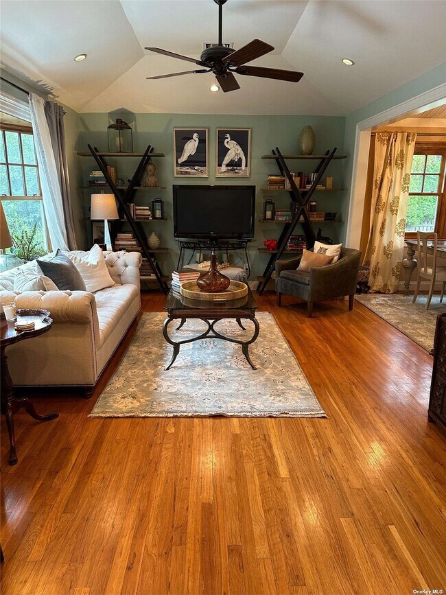 Foto del edificio - 38-47-47 Douglaston Pkwy