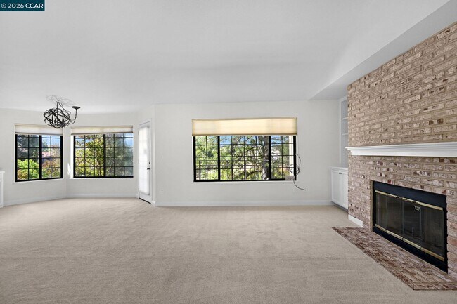 Foto del edificio - 5012 Lakeview Dr