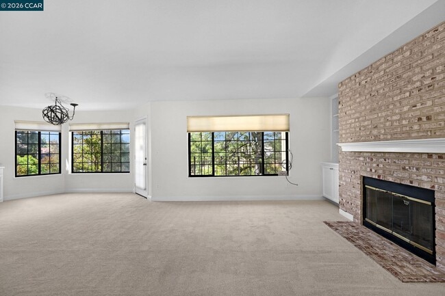 Building Photo - 5012 Lakeview Dr