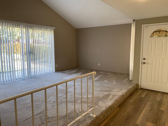 Building Photo - Beautiful 4 Bedroom + Loft Tustin Home