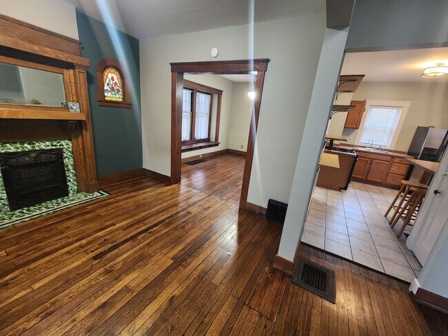 Foto del edificio - Welcome Home to Ohio City's Historic Charm!