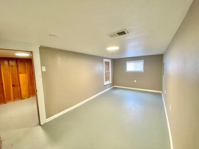 Building Photo - 1103 Ave B