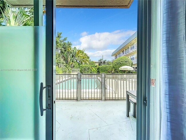 Foto del edificio - 651 NE 60th St