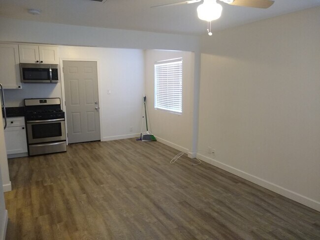 Building Photo - 1021 E Turney Ave