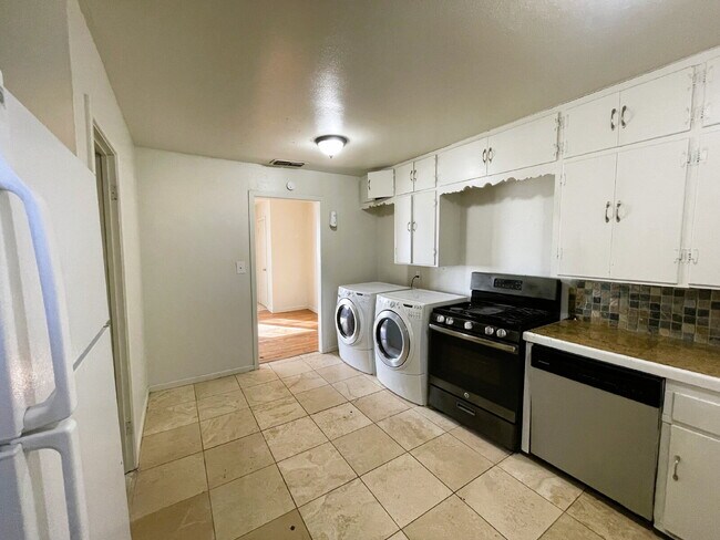 Foto del edificio - Spacious 3/1 Located Conveniently Close to Clapp Park & Texas Tech University!