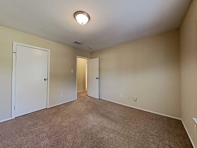 Building Photo - 2022 Oak Shores Dr