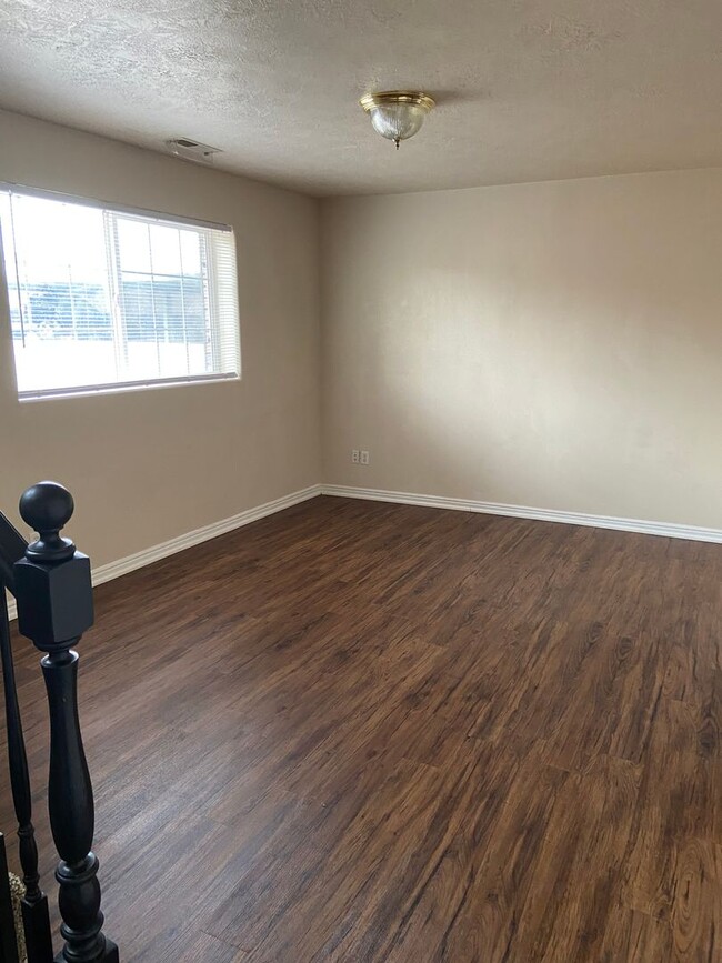 Foto del edificio - Cute 3-BR Townhome Near Costco