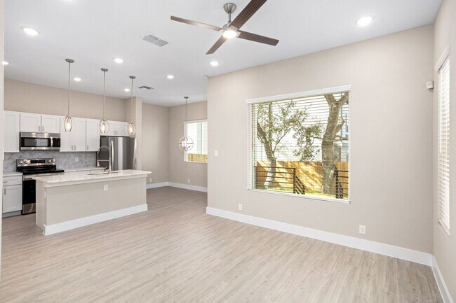 Foto del edificio - LUXURY 3/2.5 off I-10 HUEBNER