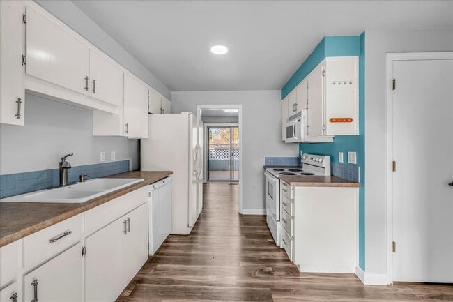 Building Photo - 20464 SW Rosa Dr
