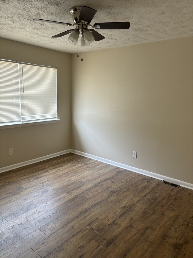 Building Photo - 923 Pine Oak Trl