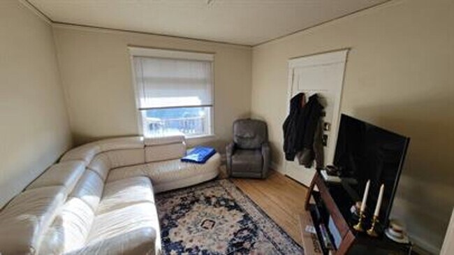 Building Photo - 617 E 8th St