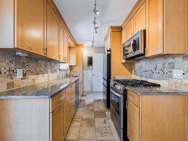 Foto del edificio - Welcome to this charming 4-bedroom, 2-bath...