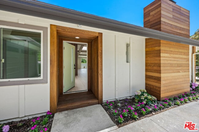 Building Photo - 1190 Bienveneda Ave