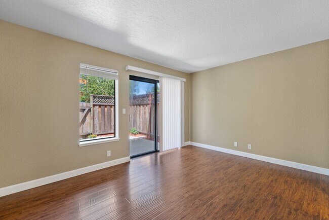 Foto del edificio - 2Br/2Ba - 1 Car Garage Townhouse in the He...