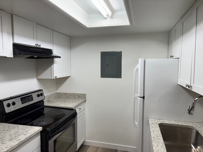Building Photo - 910 S Walden St