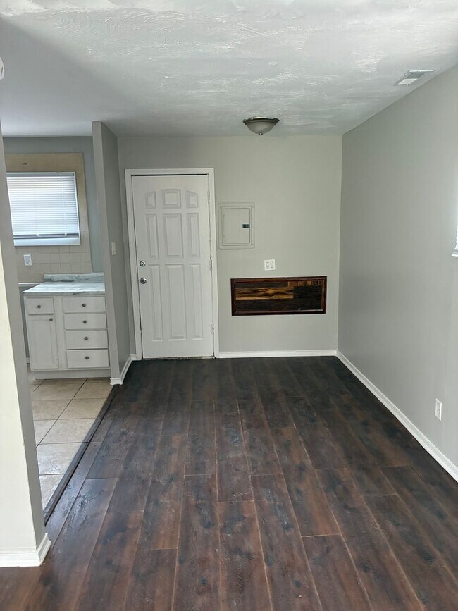 Foto del edificio - 3 Bedroom Home with Fenced Backyard