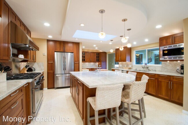 Building Photo - 3 br, 4.5 bath House - 6001 Madra Avenue