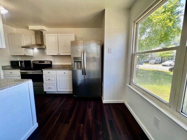 Building Photo - 3BR Townhome Near Town Center