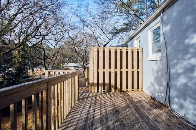 Building Photo - Midway