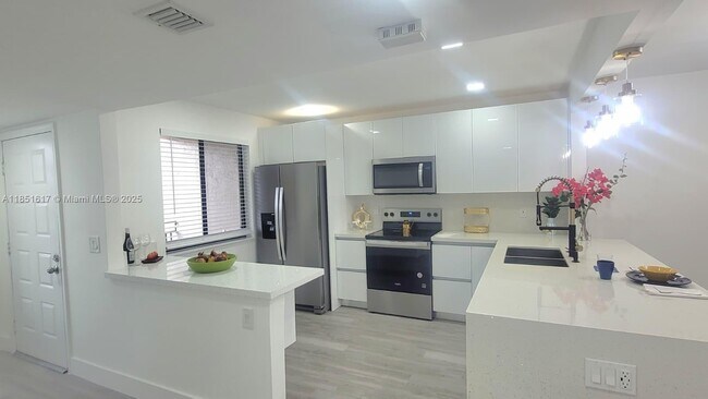 Foto del edificio - 428 Lakeview Dr