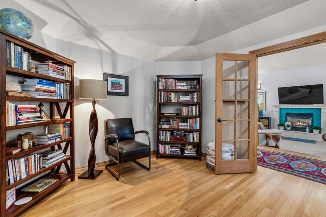 Building Photo - Beautiful bright home with large yard, fin...