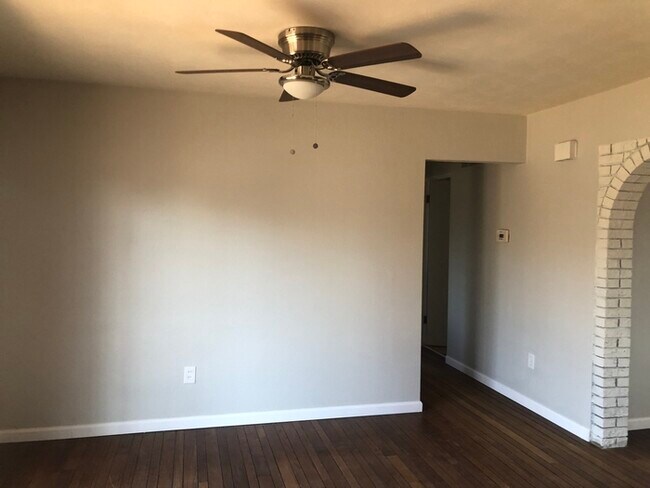 Building Photo - Renovated Rent to Own home in Belleville!