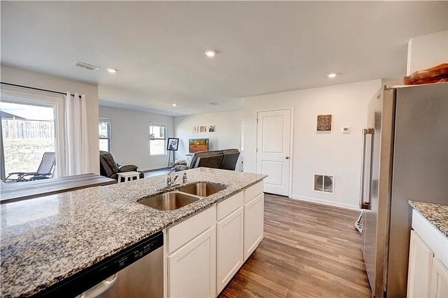 Building Photo - Ranch Living at its Finest