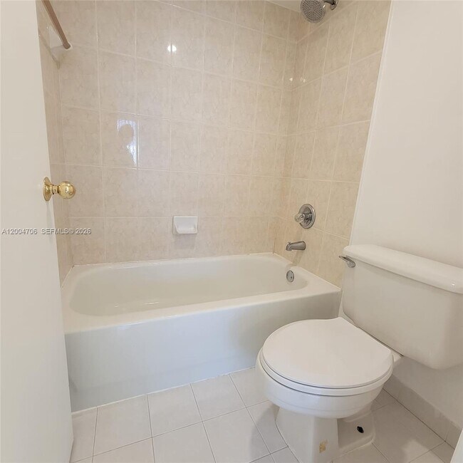 Foto del edificio - 7601 Dickens Ave