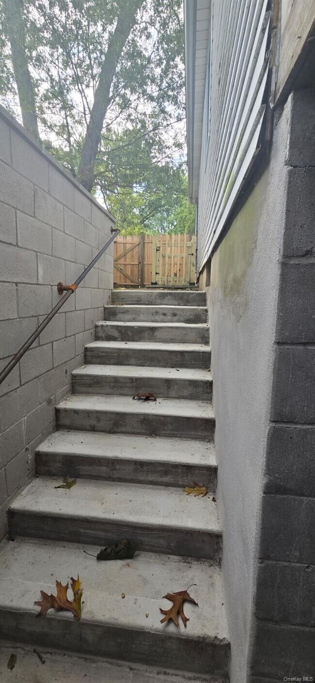 Building Photo - 51 Peconic St