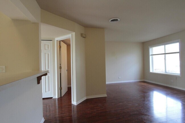 Building Photo - 2635 Prairieview Ln S