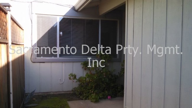 Building Photo - 3 BEDROOM 2 BATH DUPLEX