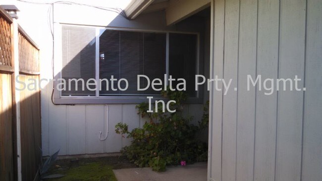 Foto del edificio - 3 BEDROOM 2 BATH DUPLEX