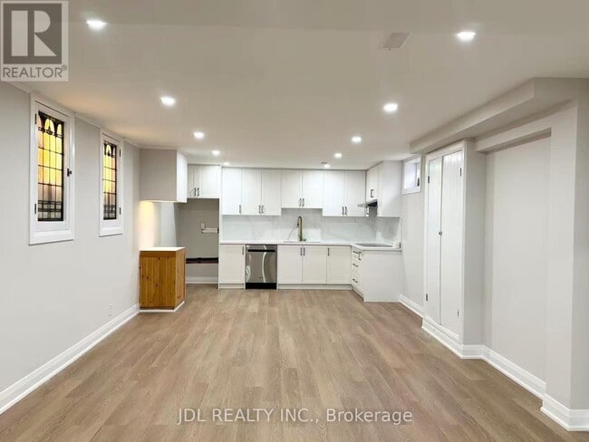 Photo du bâtiment - 17 Fairway Heights Crescent