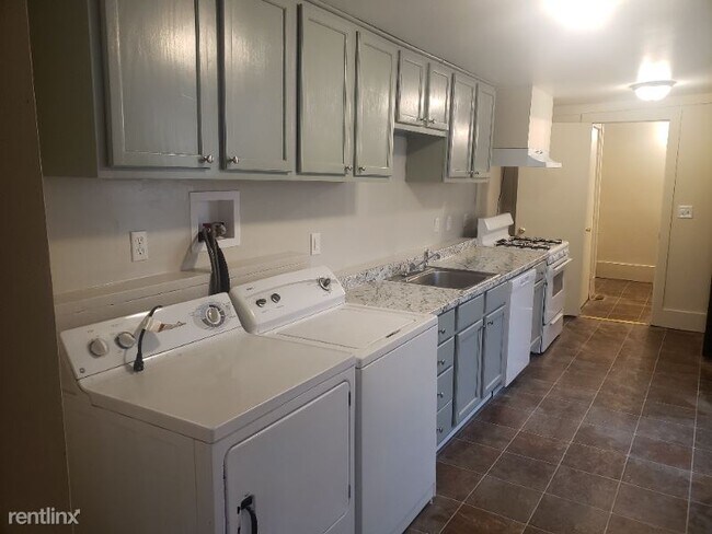 Building Photo - 2 br, 1 bath House - 910 E 5th St