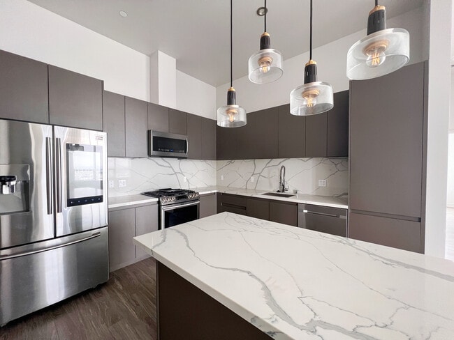 Building Photo - 1133 S Hope St