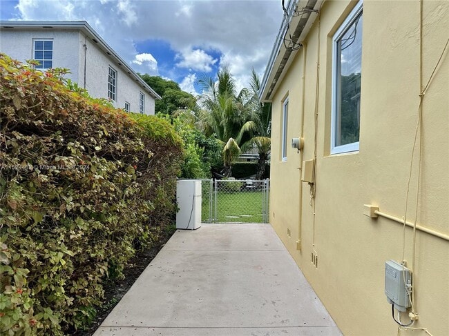 Building Photo - 2620 SW 31st Ave