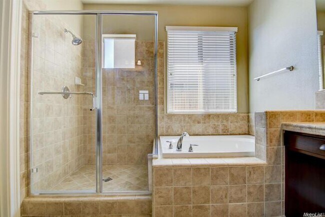 Foto del edificio - 1418 La Guardia Cir