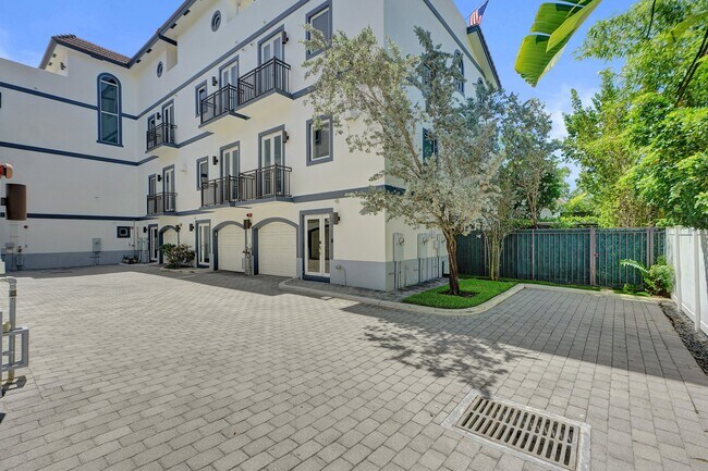 Photo - 820 NE 7th St Townhome