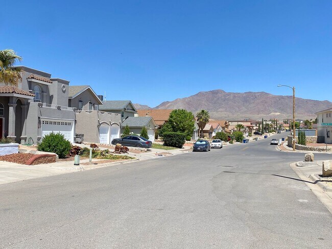 Foto del edificio - West El Paso LARGE 4bed/3.5bath 3 Car Garage Home-VIEWS!